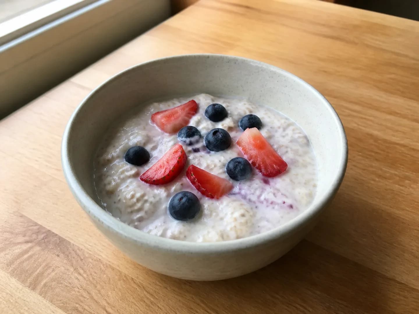 Cremige Vanille Overnight Oats mit Beeren und Mandeln