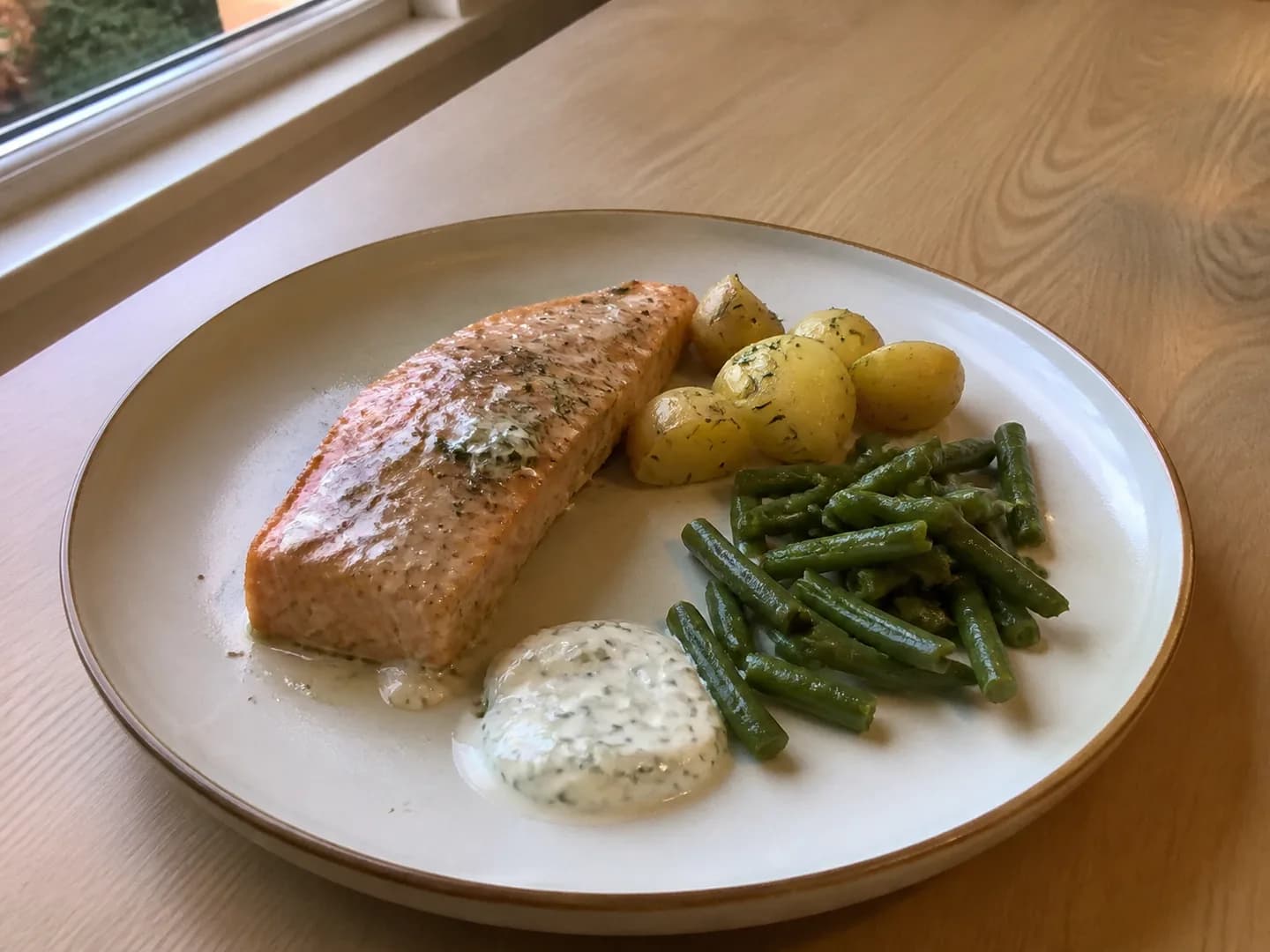 Zitronenlachs mit Kartoffeln, grünen Bohnen und Spinat